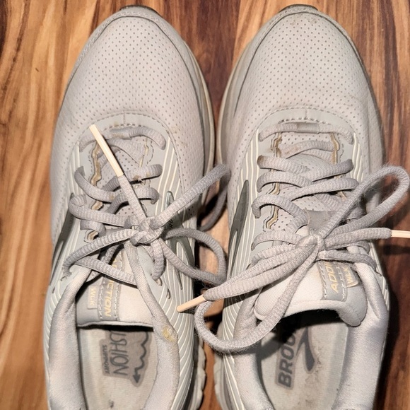 Brooks Gray Athletic Shoes with Supportive Midsole and Breathable Mesh - Picture 4 of 4